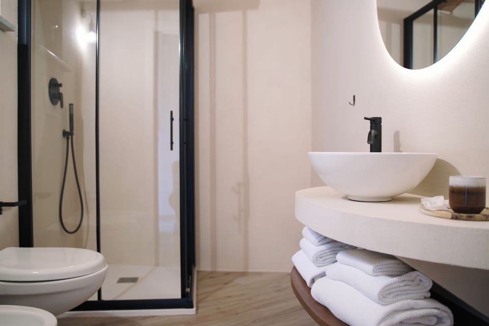 Deluxe con Terrazzo | Bathroom | Shower, rainfall showerhead, free toiletries, hair dryer