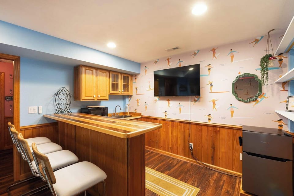 Brand New Ground Level Game Room & Kitchenette