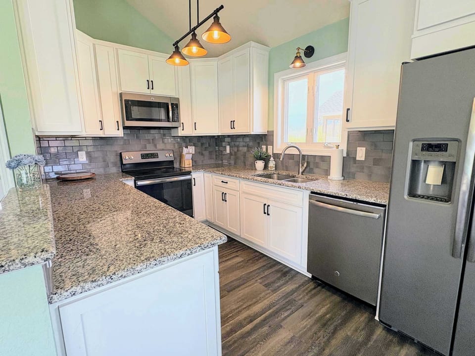 Stocked Kitchen w/ Fridge, Microwave, Oven, Dishwasher