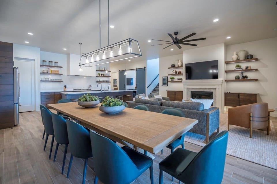 Dining room seating for up to 10