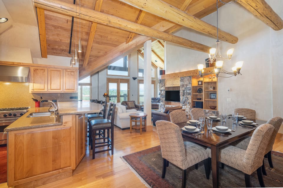 3-centrum-penthouse-mountain-village-kitchen-dining