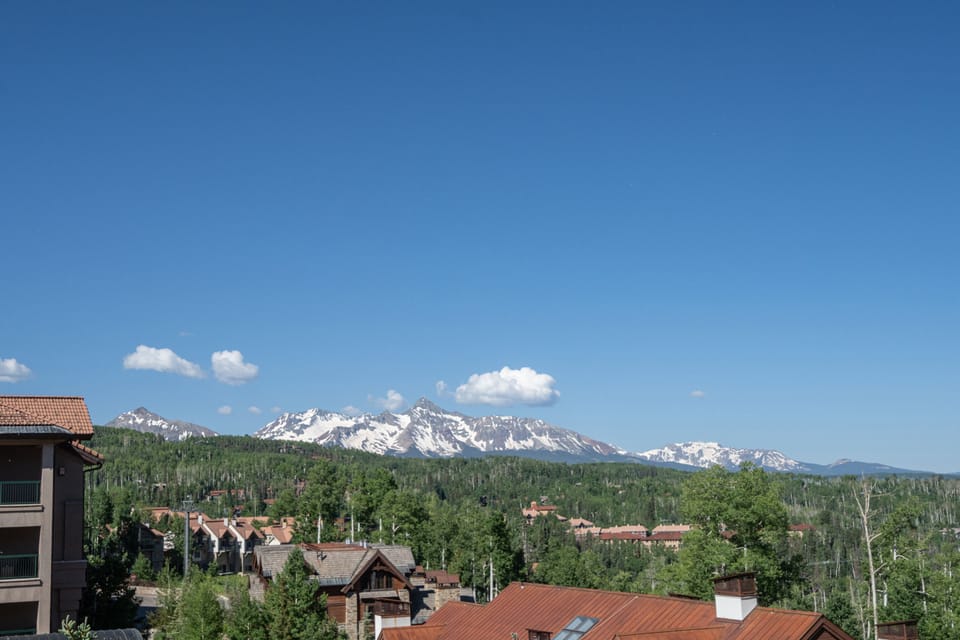 2.6-centrum-penthouse-mountain-village-deck-view