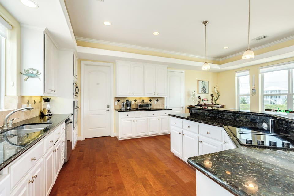 Spacious, fully equipped kitchen
