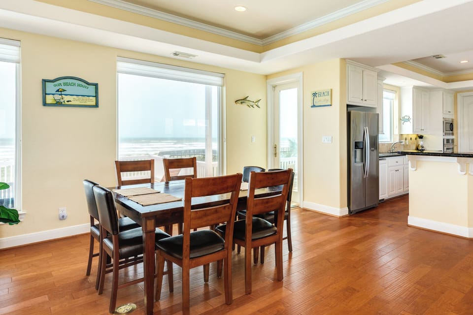 Comfortably sit up to 8 at the dining table