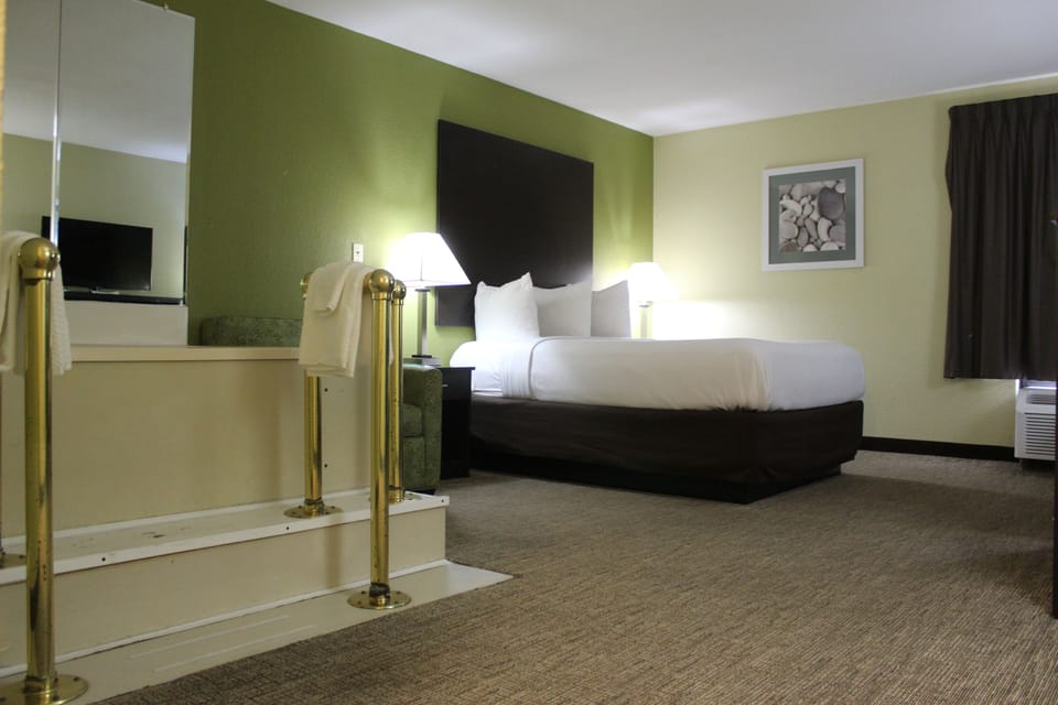 Standard Room, 1 Queen Bed, Non Smoking, Jetted Tub | In-room safe, desk, laptop workspace, iron/ironing board