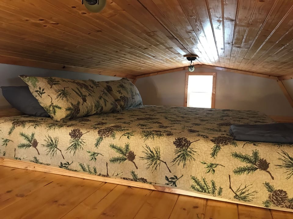 King Bed in one loft, Twin in other.