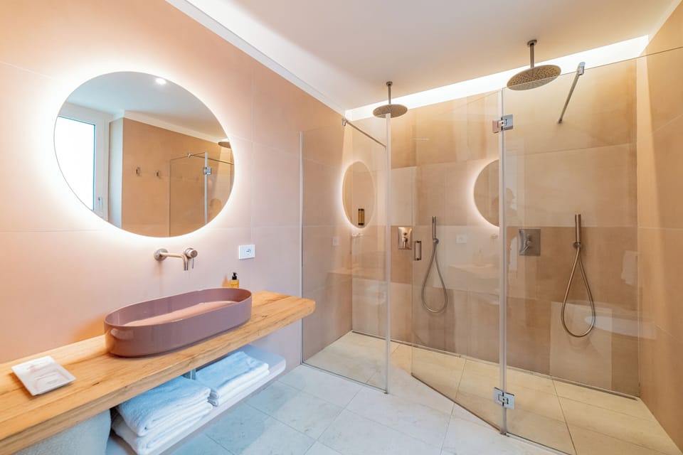 Deluxe Room, 1 King Bed, Balcony, Garden View | Bathroom | Free toiletries, hair dryer, bidet, towels