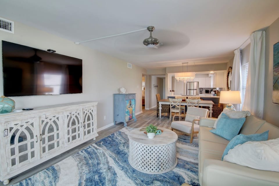 Condo, 2 Bedrooms | Living area
