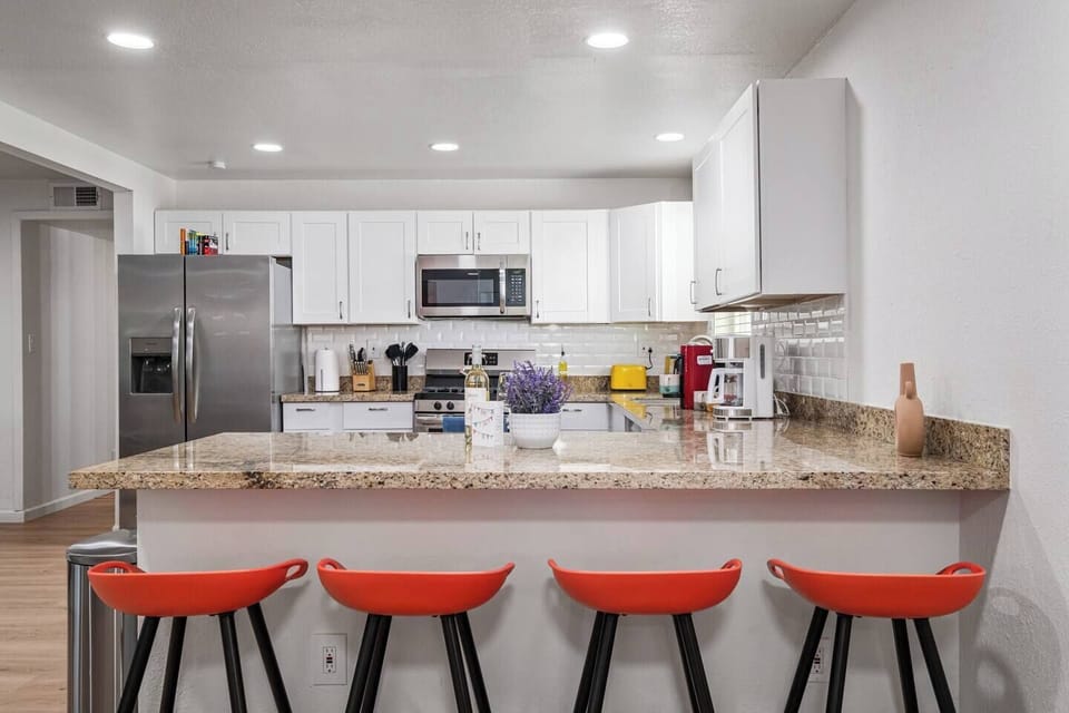 Four barstools at the breakfast bar available - perfect for a quick snack