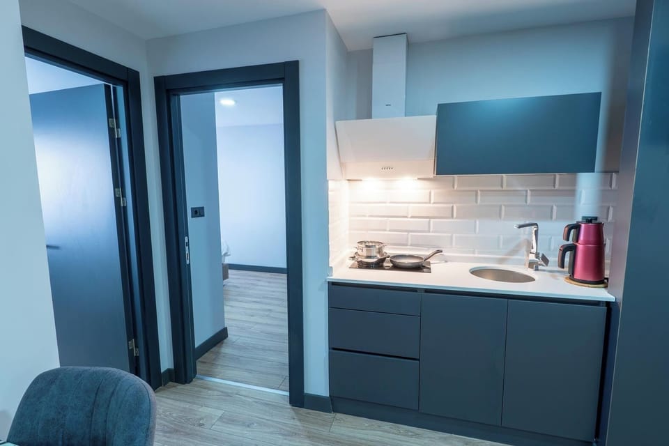 Condo 2+1 ODA (702) | Private kitchen | Fridge, microwave, griddle, cookware/dishes/utensils