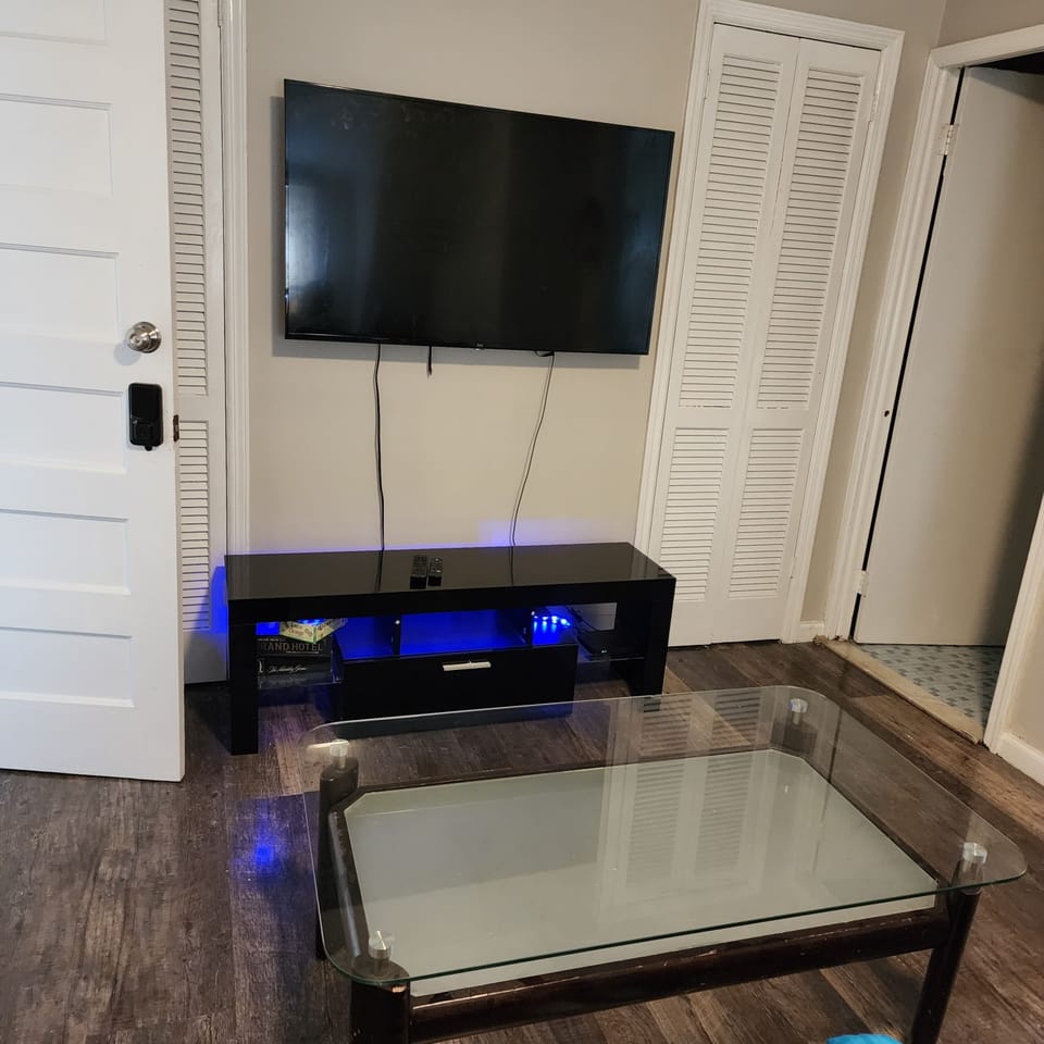 Living Room w 55" TV