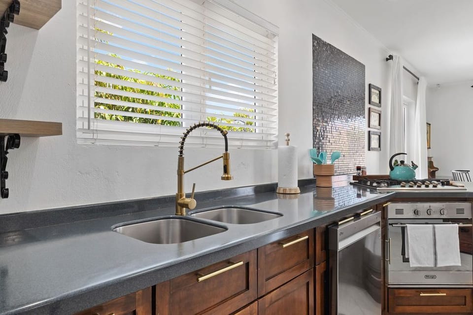 Beautiful 3BR2BA, Amazing Location w/ Private Pool (12880)