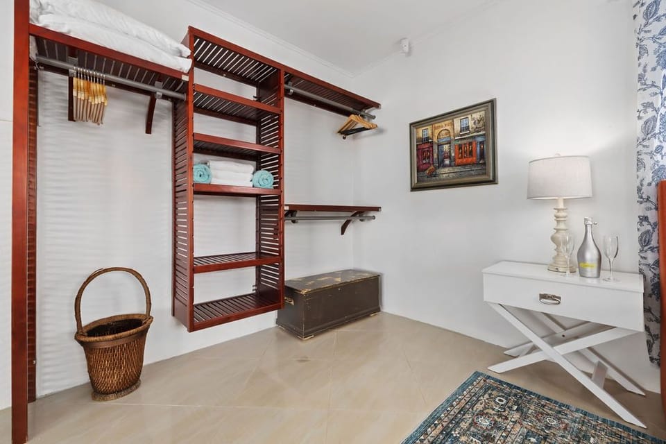 Beautiful 3BR2BA, Amazing Location w/ Private Pool (12866)