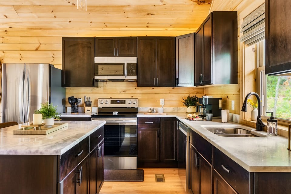 Imagine cooking in this fully equipped kitchen!