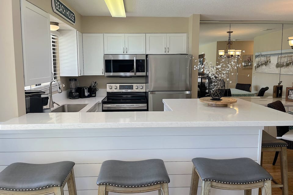 Newly Renovated Kitchen & Stainless Steel Appliances