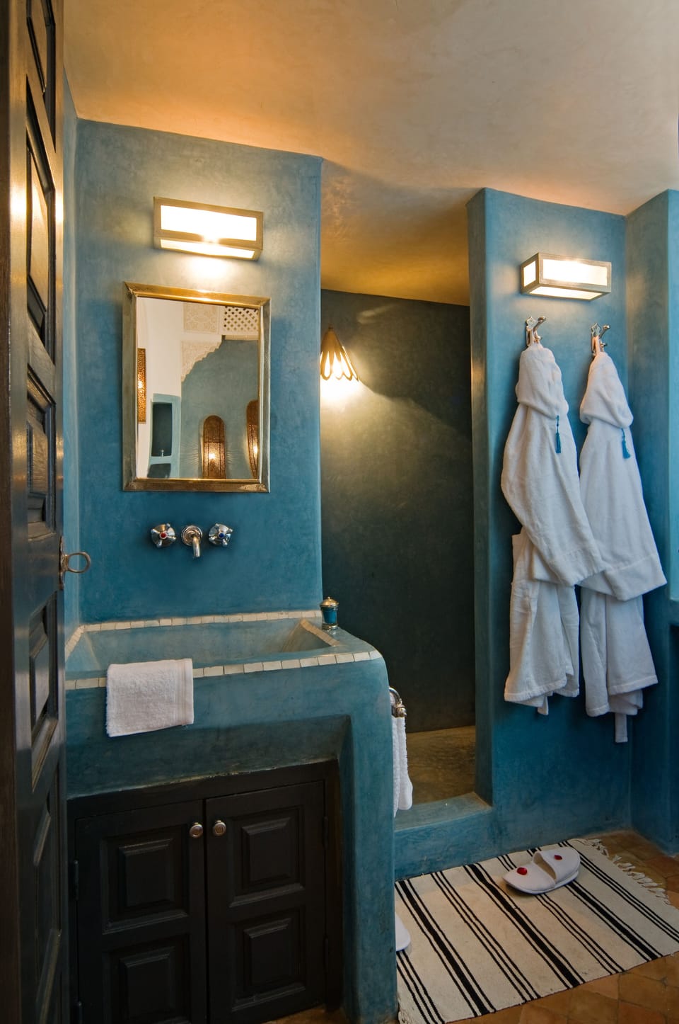 Standard Suite | Bathroom | Free toiletries, hair dryer, bathrobes, slippers