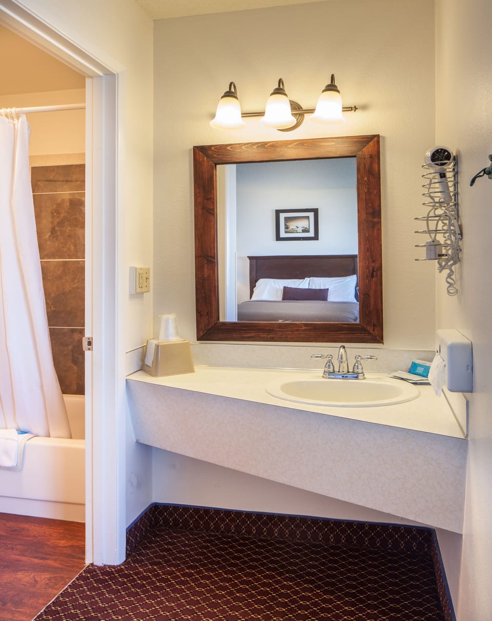 Double Queen Bed with Kitchenette (No Pets Allowed) | Bathroom | Combined shower/tub, free toiletries, hair dryer, towels