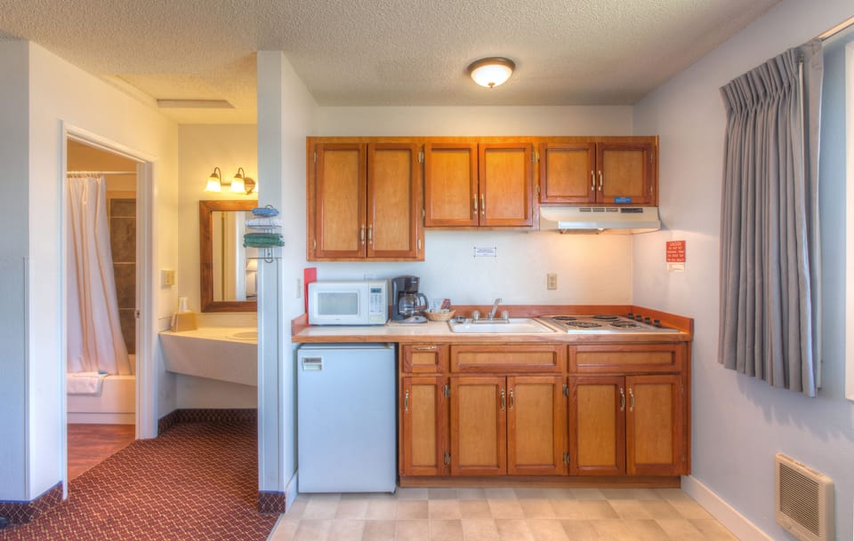 Double Queen Bed with Kitchenette (No Pets Allowed) | Private kitchenette | Fridge, microwave, coffee/tea maker