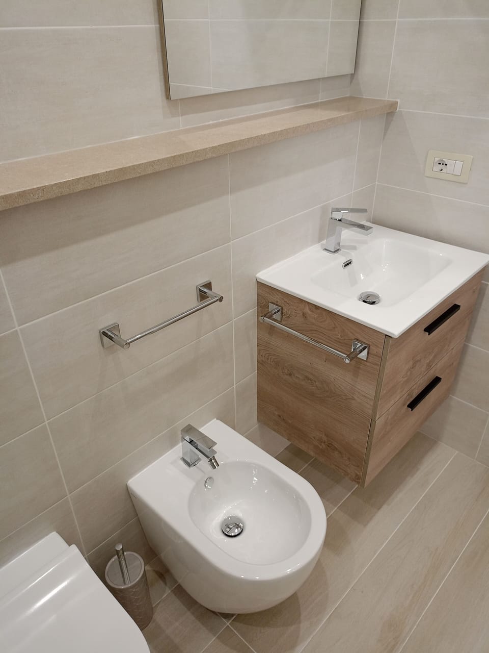 Comfort Double Room, 1 Queen Bed | Bathroom | Free toiletries, hair dryer, bidet