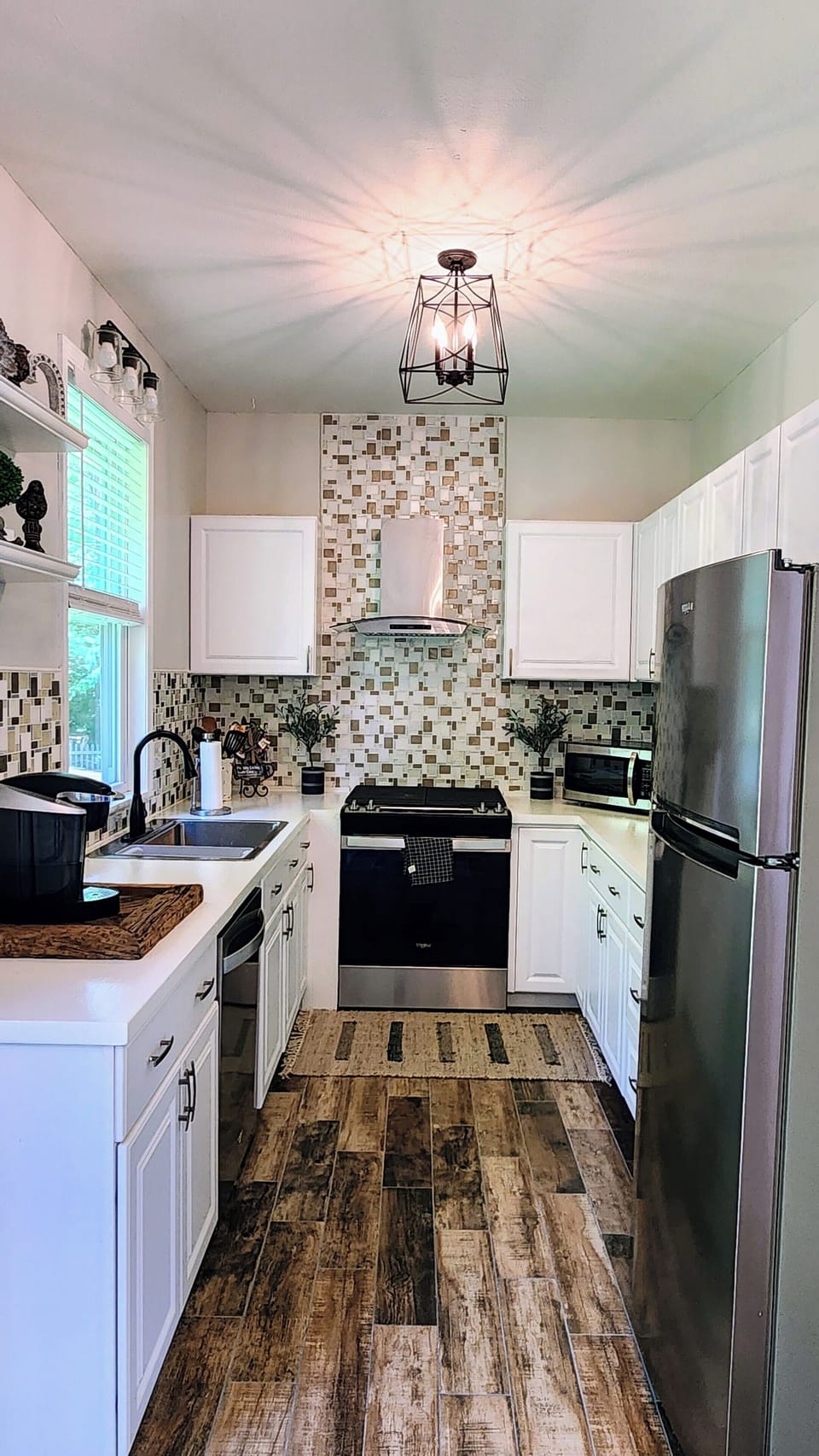Full Kitchen with full size stove and oven, toaster, fridge and Coffee machine 