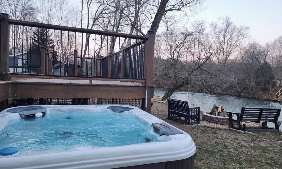 HOT TUB, FIRE PIT OVERLOOKING THE RIVER.