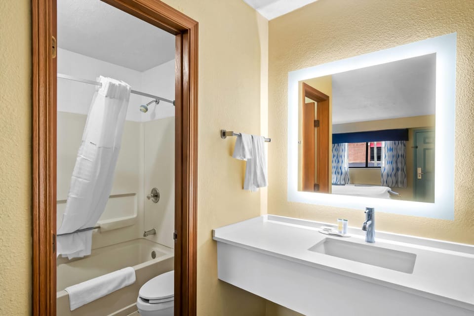 Room, 1 King Bed, Non Smoking (First Floor) | Bathroom | Combined shower/tub, free toiletries, hair dryer, towels