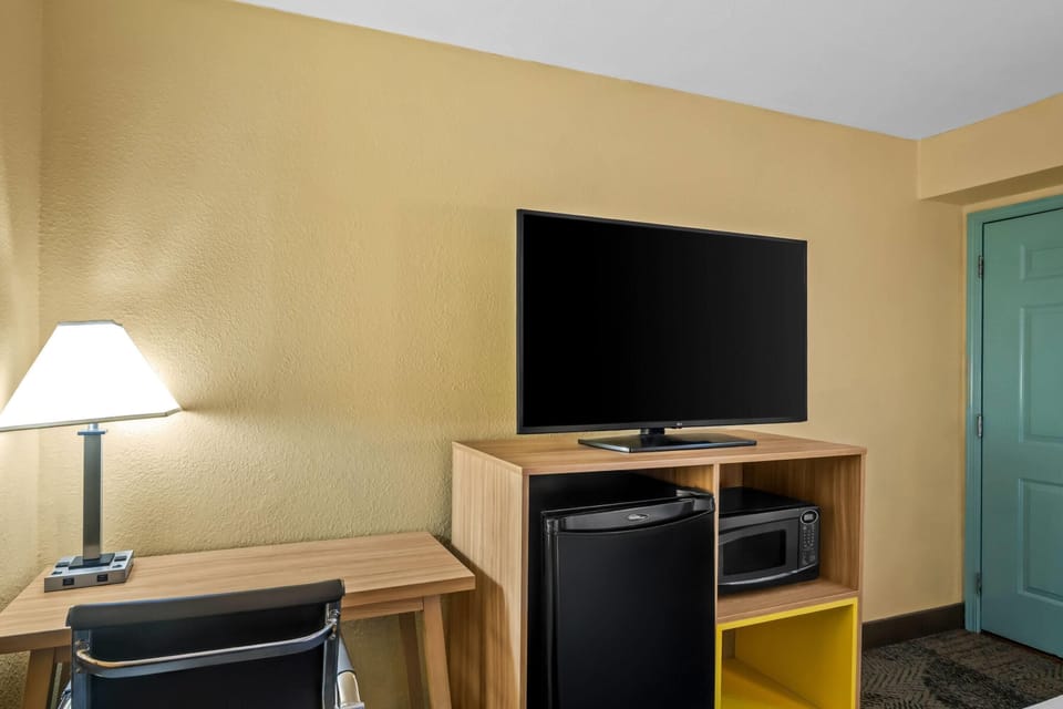Room, 1 Queen Bed, Non Smoking (First Floor) | In-room safe, individually decorated, individually furnished, desk