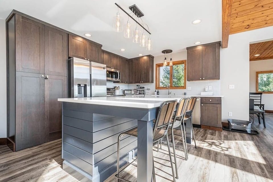 Large kitchen island with seating for up to 5 (2 extra stools in dining room)