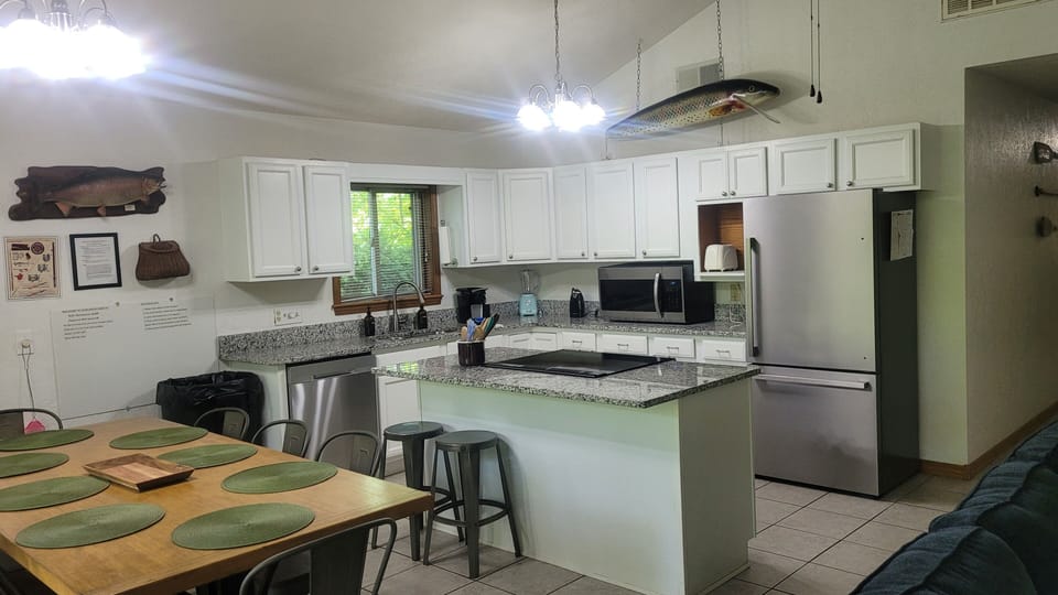 KITCHEN WITH DINING ROOM SEATING FOR 820240524 130723