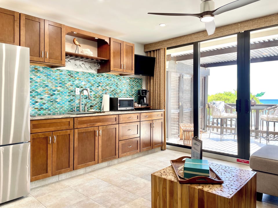 Kitchen w/full fridge is set to whip up a little something whenever you want.