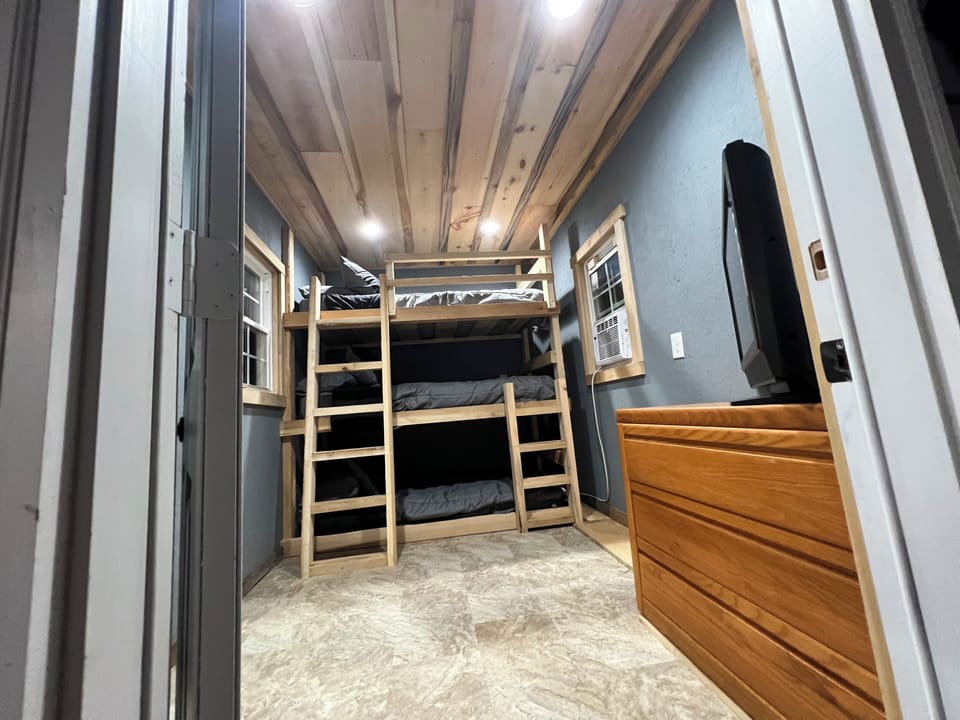 Detached bunkhouse- 3 twin beds, smart tv, AC/Heat