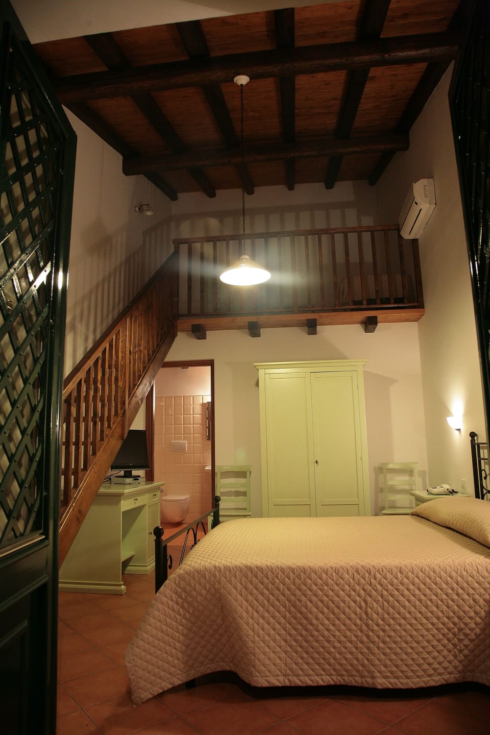 Superior Triple Room | Desk, free cribs/infant beds, rollaway beds, free WiFi