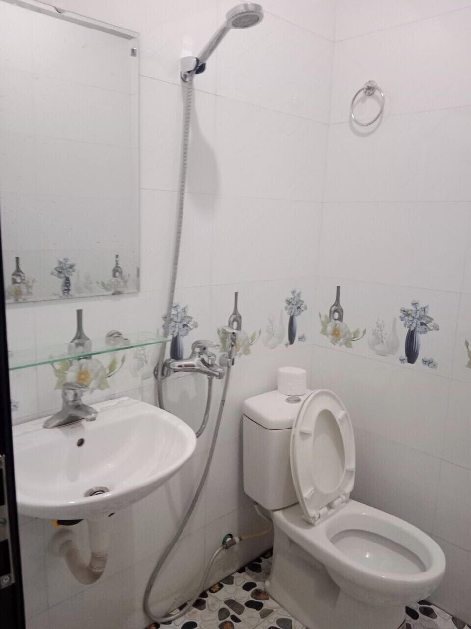 Classic Double Room | Bathroom | Free toiletries, slippers, bidet