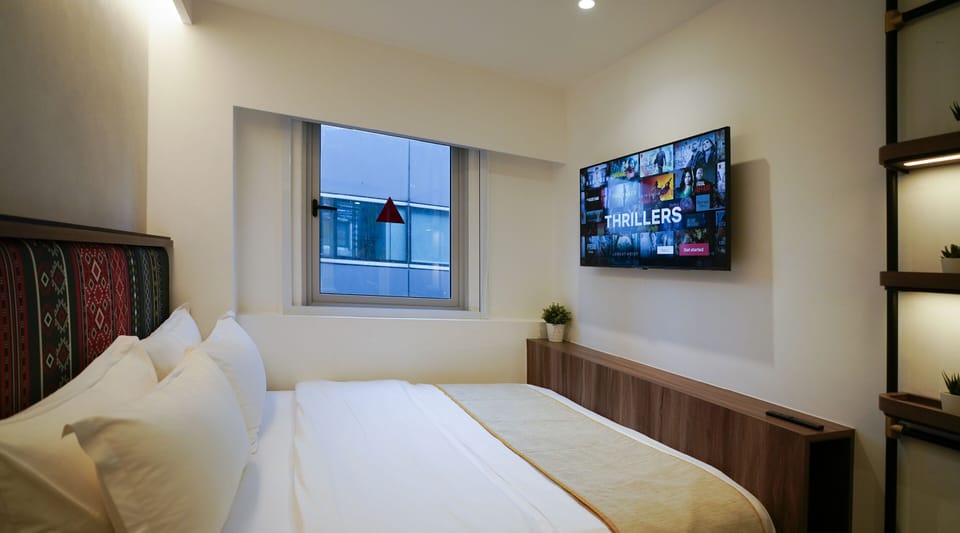 Deluxe Room, Window, DAYUSE, 9hrs:9AM-6PM | Living area | Smart TV