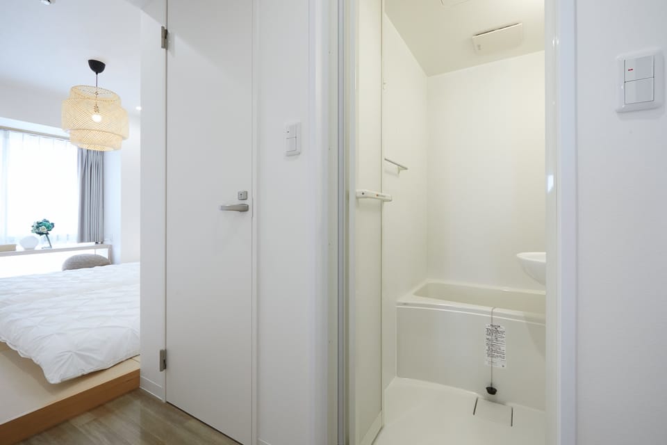 203 | Bathroom | Combined shower/tub, rainfall showerhead, free toiletries, hair dryer