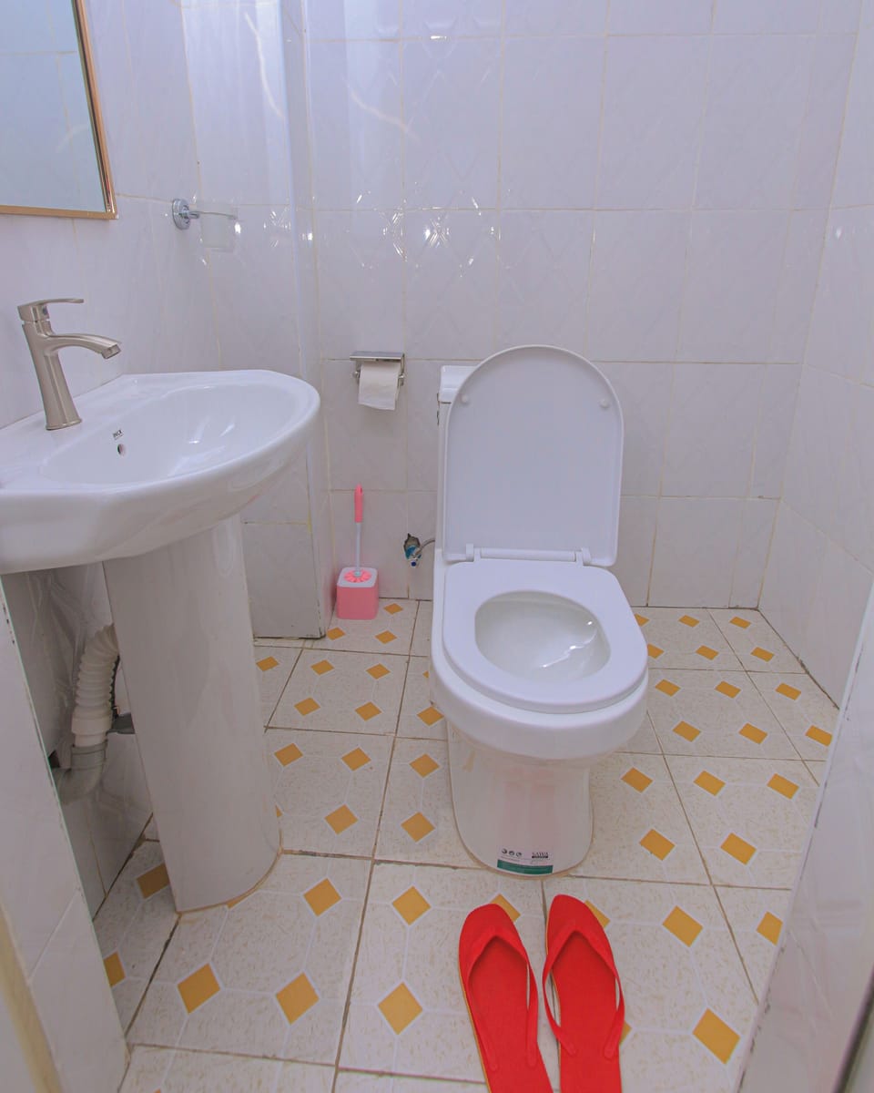 Shower, rainfall showerhead, free toiletries, towels