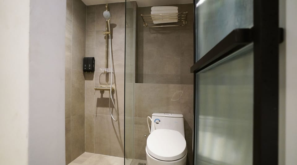 Deluxe Room, Window, SHORT OVERNIGHT, 11hrs:8PM-7AM | Bathroom | Shower, rainfall showerhead, hair dryer, bidet