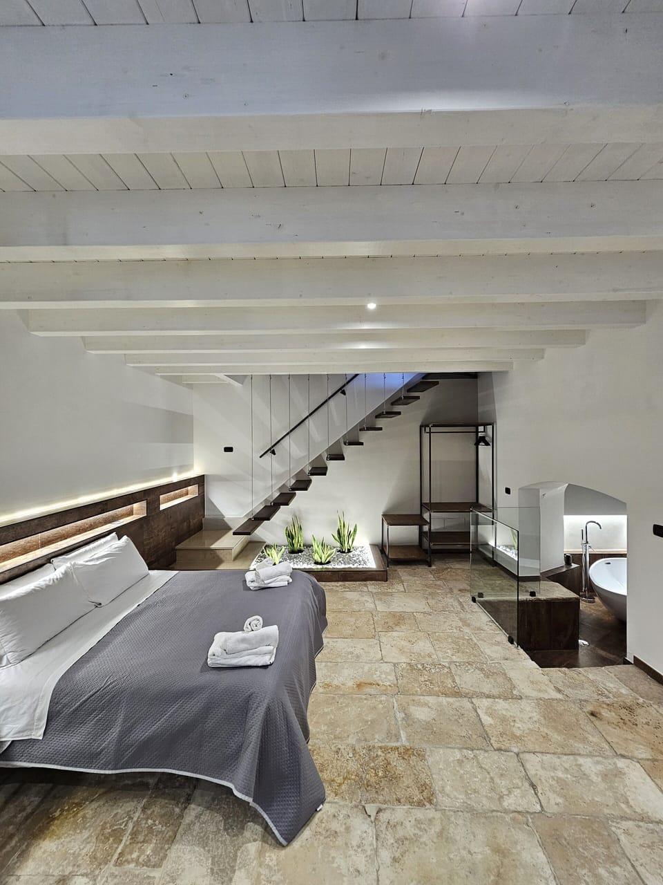 Deluxe Room | Premium bedding, pillowtop beds, minibar, desk