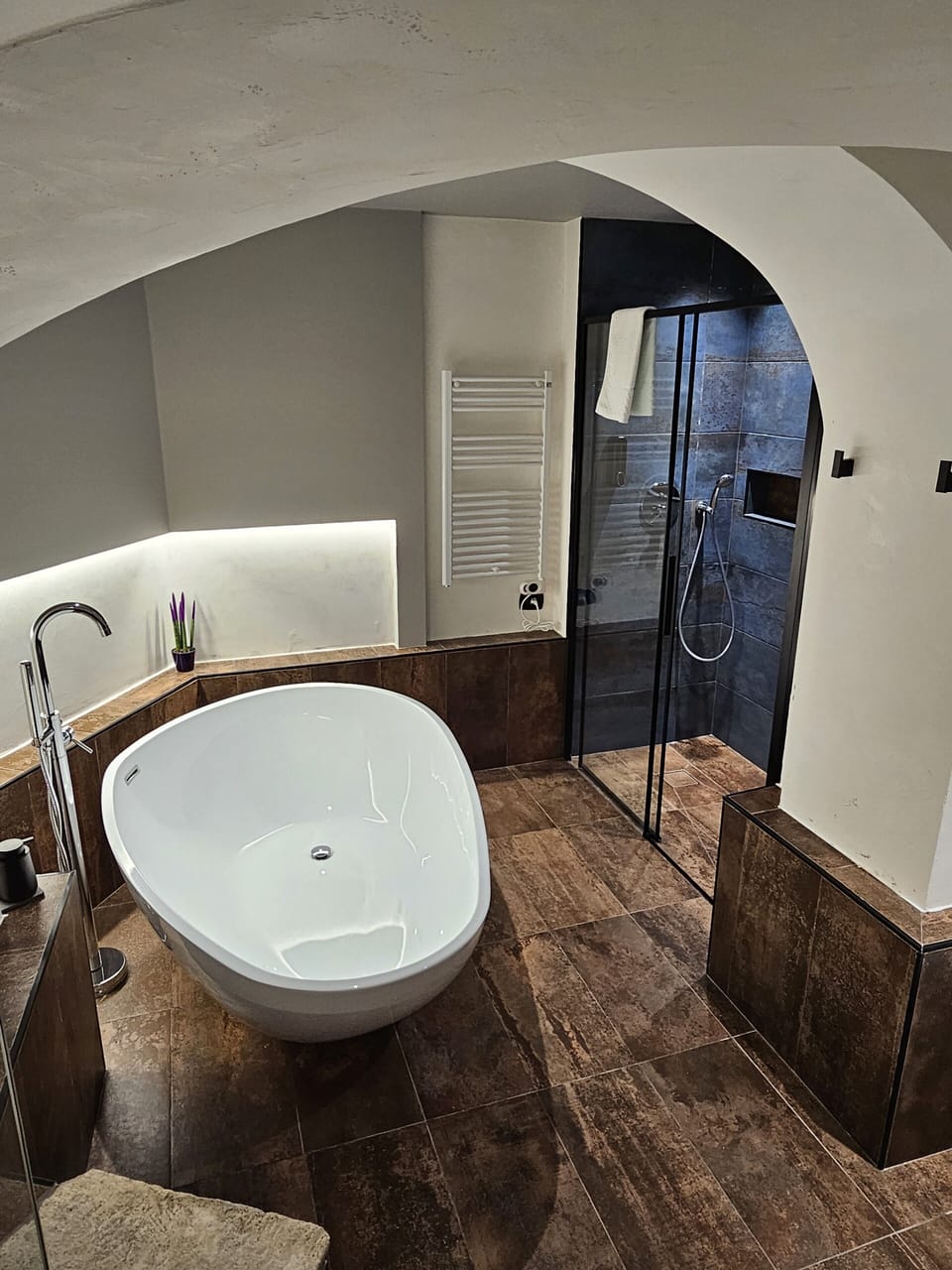 Deluxe Room | Bathroom | Deep soaking tub, rainfall showerhead, hair dryer, bidet
