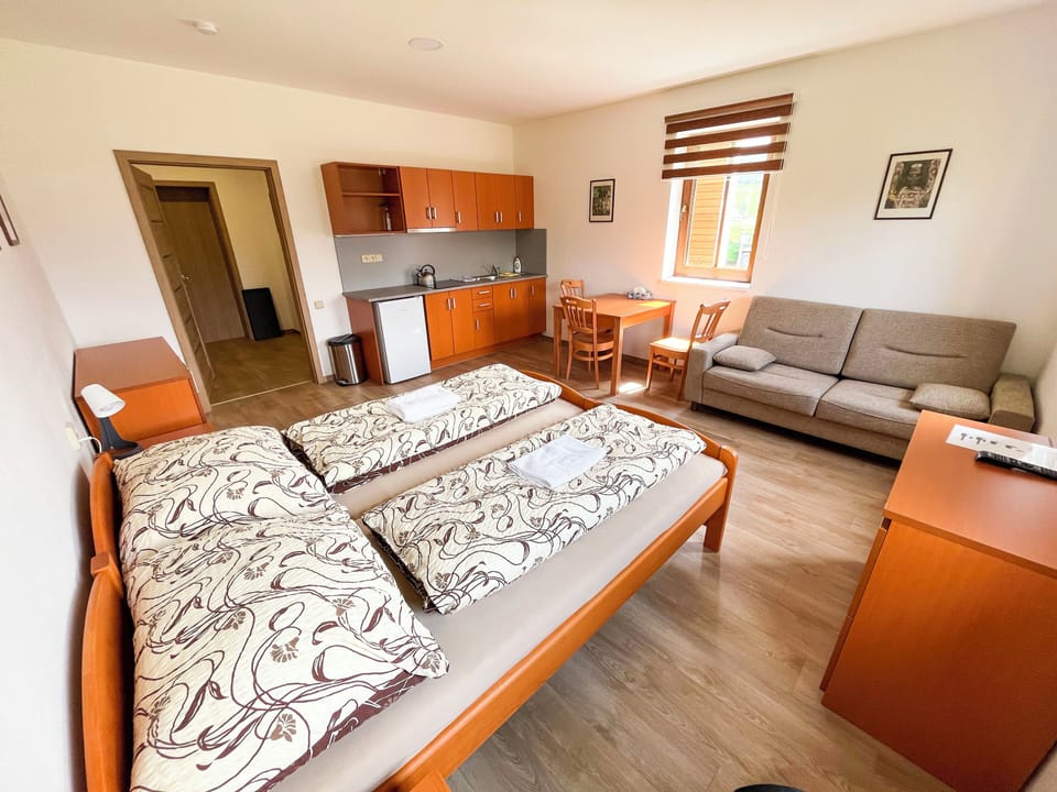 Comfort Apartment | 1 bedroom, blackout drapes, cribs (free), WiFi (free)