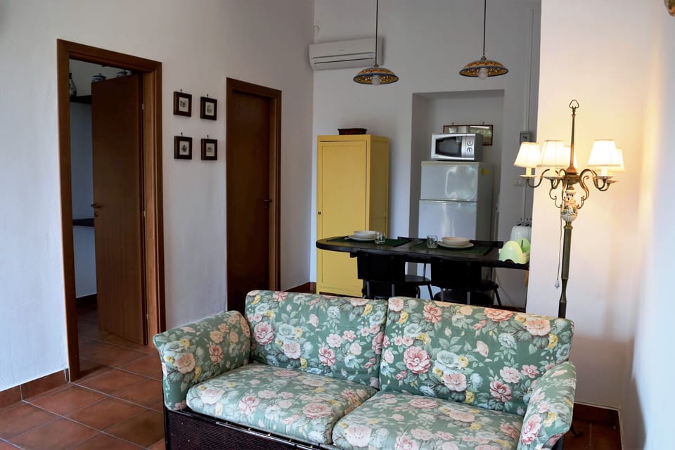 House, 1 Bedroom, Smoking, Patio | Living room | Books