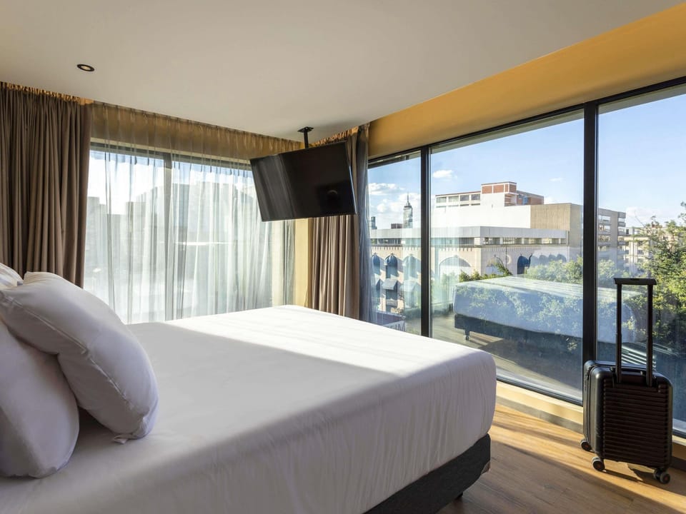 Deluxe Room, 1 King Bed | In-room safe, blackout drapes, iron/ironing board
