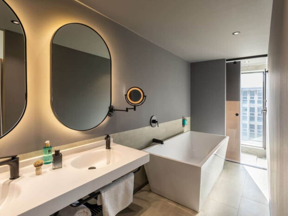 Executive Suite, 1 King Bed with Sofa bed | Bathroom | Shower, rainfall showerhead, free toiletries, hair dryer