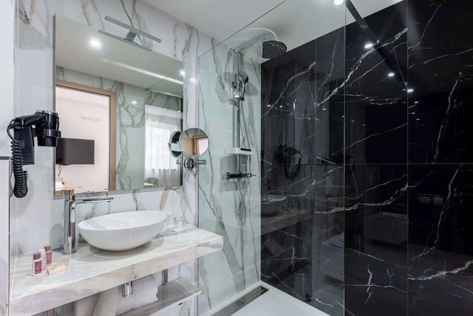 Suite | Bathroom | Hair dryer