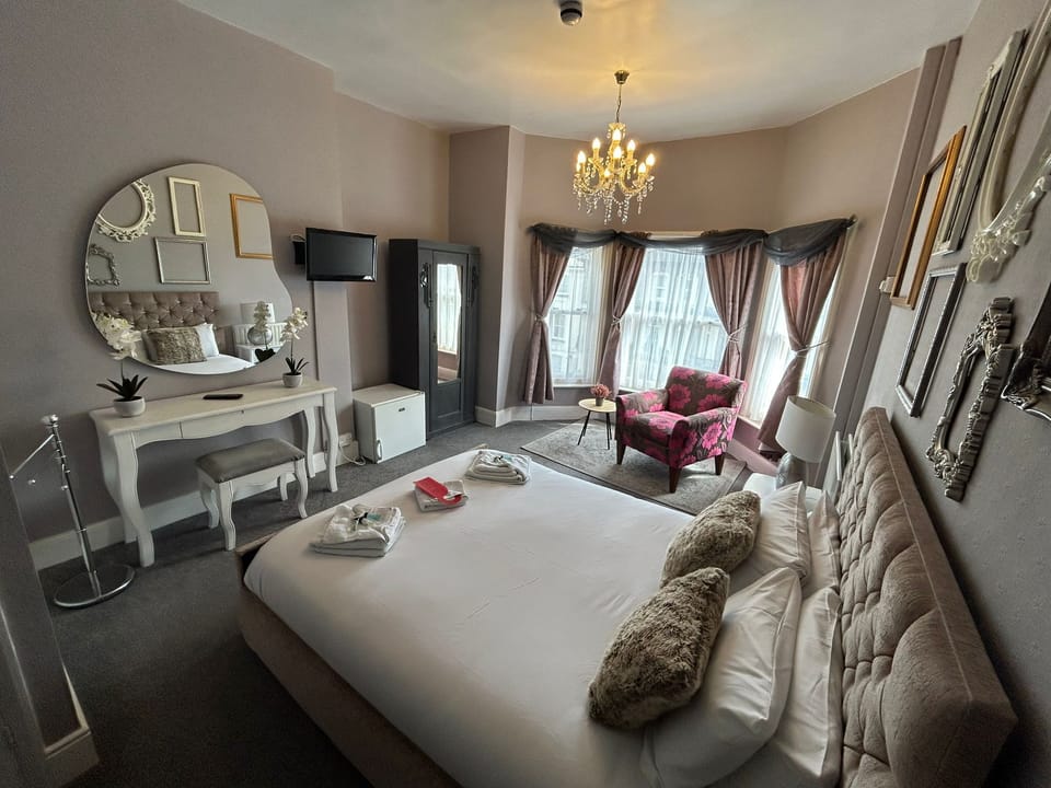Deluxe Double Room, Ensuite, Sea View (Room 2 - 9 ) | Desk, laptop workspace, free WiFi