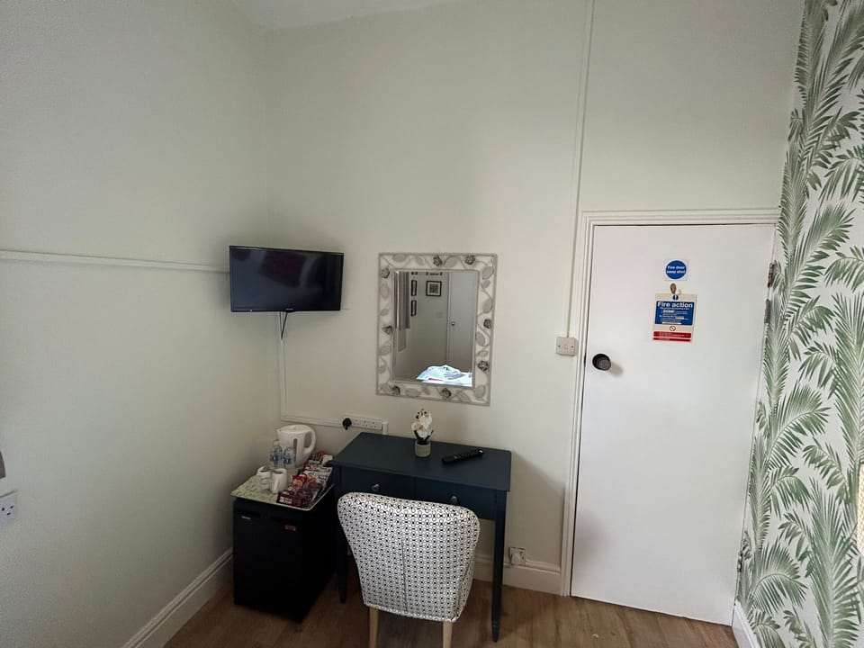 Classic Double Room, Ensuite (Room 3-4-7-8) | Desk, laptop workspace, free WiFi
