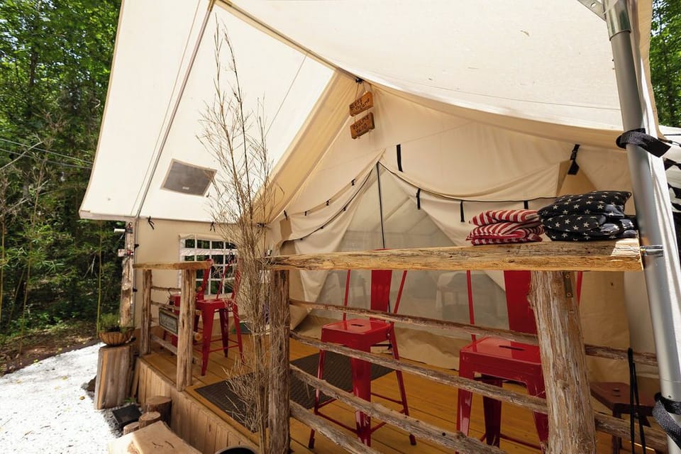 Covered deck w/Outside dinning bar