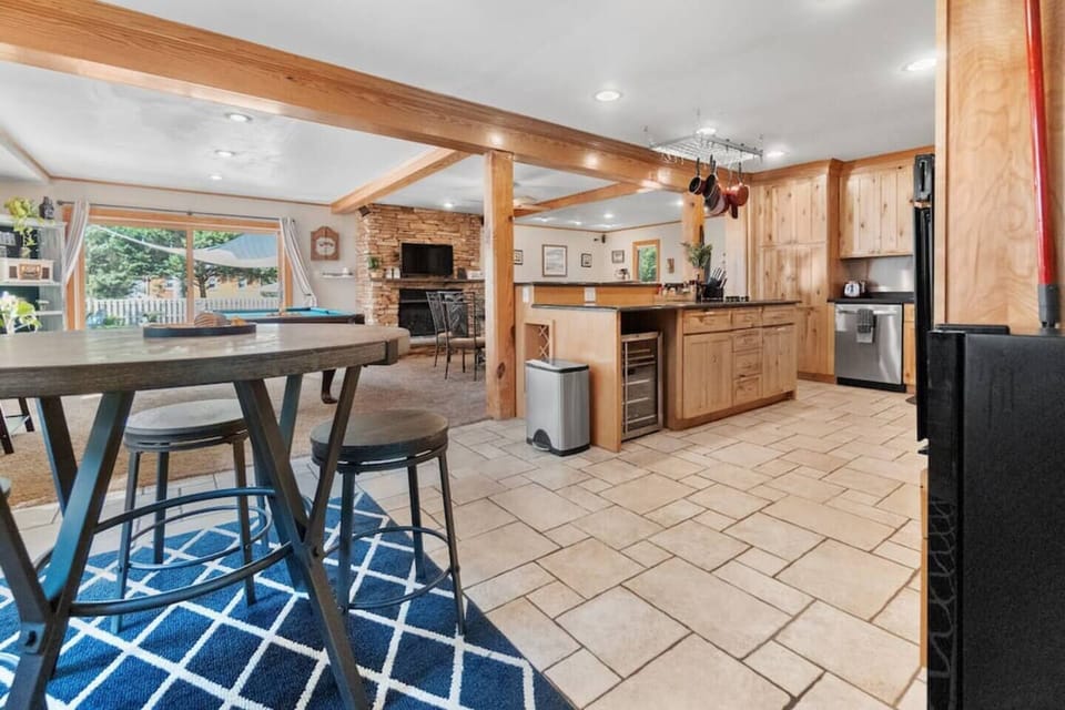 Kitchen & Dining Area: Bright and inviting space perfect for culinary adventures with a view!