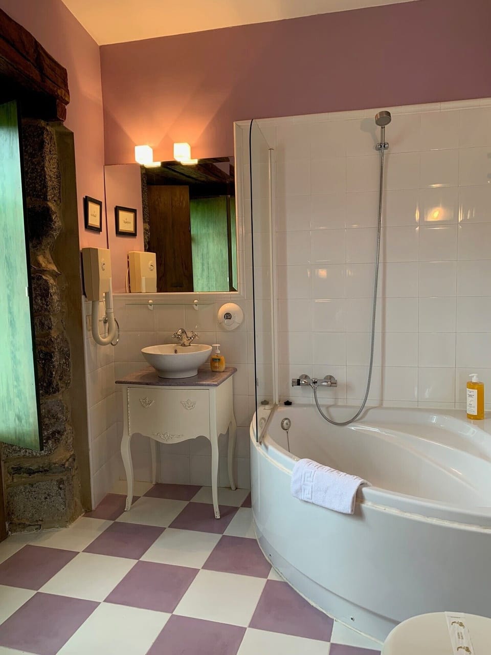 Deluxe Double Room | Bathroom | Free toiletries, hair dryer, bidet