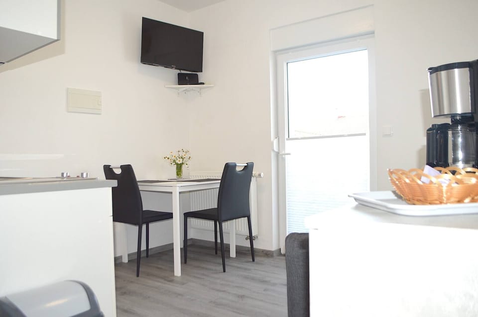 Apartment, 1 Bedroom, Smoking, Balcony | Dining
